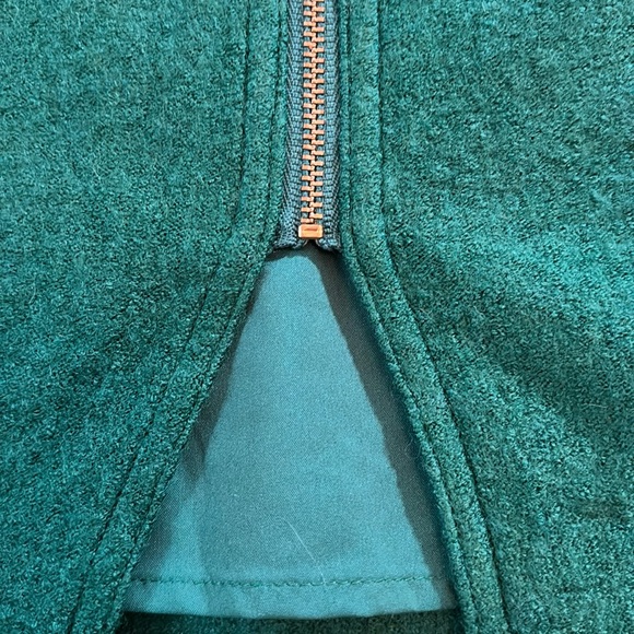 Green size 4 banana republic skirt with gold zipper at back. Holiday, party - Picture 5 of 6